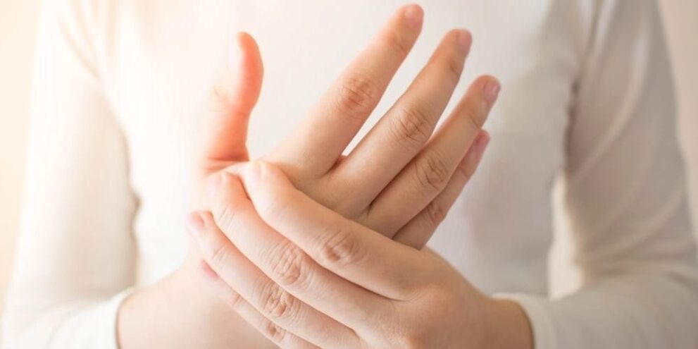 Bei Gicht treten akute Schmerzen in den Fingergelenken auf, begleitet von Knochenwachstum an den Fingergliedern